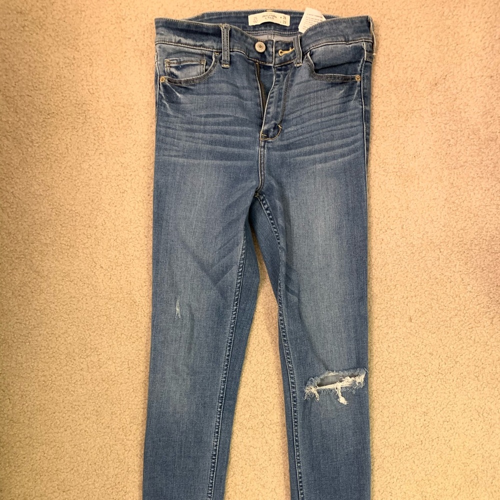 High wasted blue skinny jeans knee rip